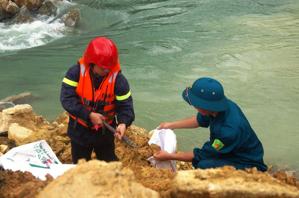 Mưa lớn ngăn cản việc đắp đập tìm kiếm người mất tích tại Rào Trăng 3 ảnh 13