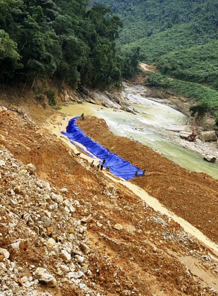 Mưa lớn ngăn cản việc đắp đập tìm kiếm người mất tích tại Rào Trăng 3 ảnh 10