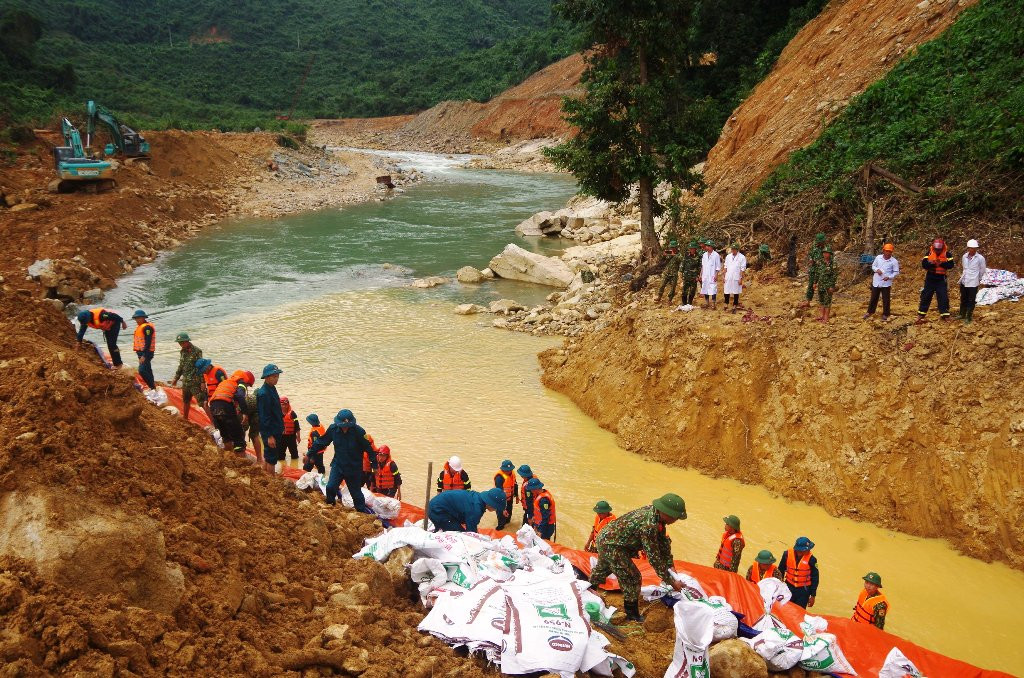 Mưa lớn ngăn cản việc đắp đập tìm kiếm người mất tích tại Rào Trăng 3 ảnh 14