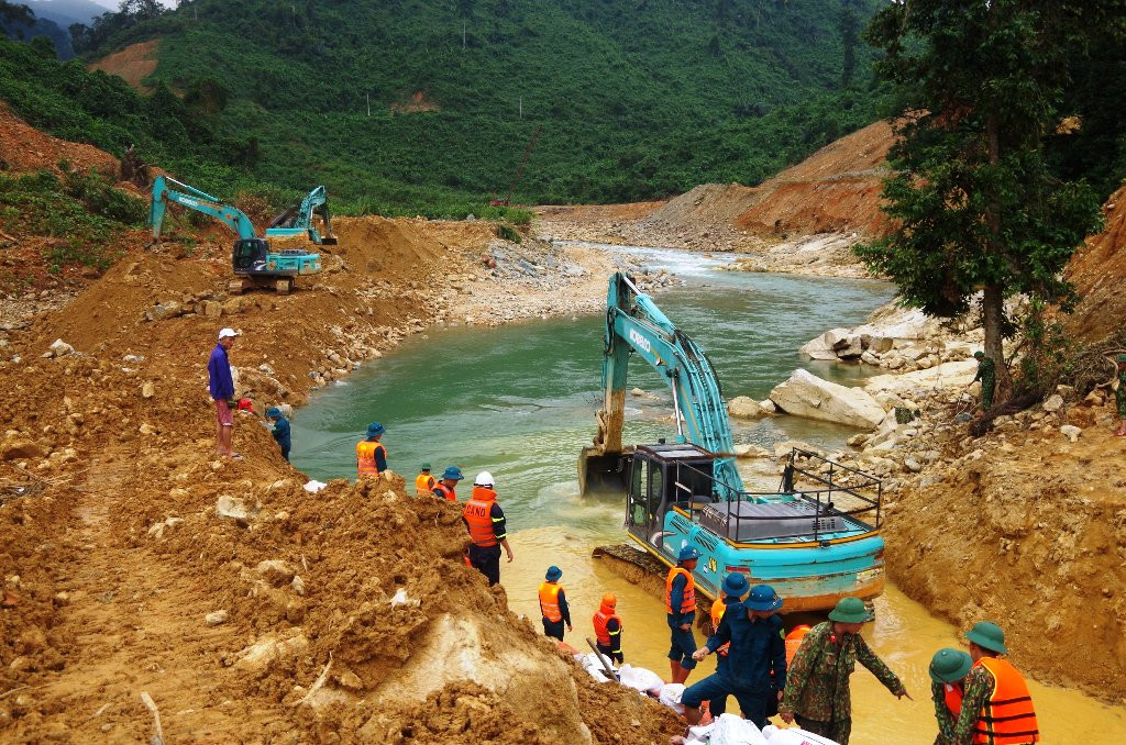 Mưa lớn ngăn cản việc đắp đập tìm kiếm người mất tích tại Rào Trăng 3 ảnh 9