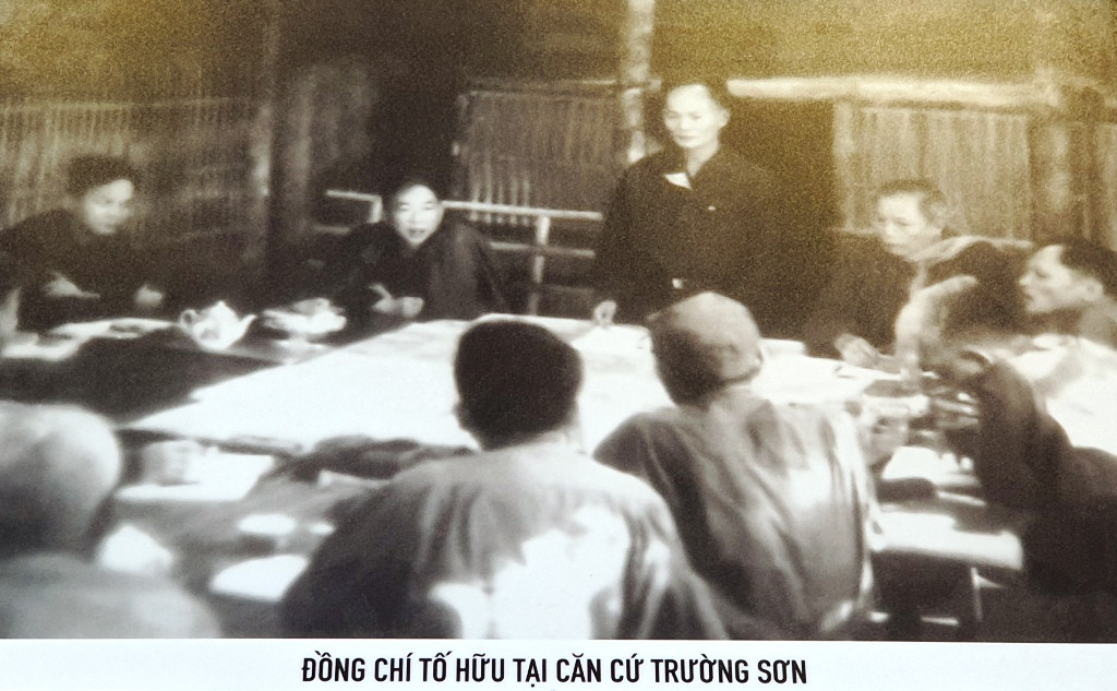 Chân thực những hình ảnh đi cùng năm tháng về nhà thơ Tố Hữu ảnh 19