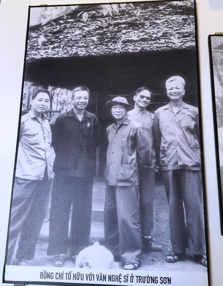 Chân thực những hình ảnh đi cùng năm tháng về nhà thơ Tố Hữu ảnh 17