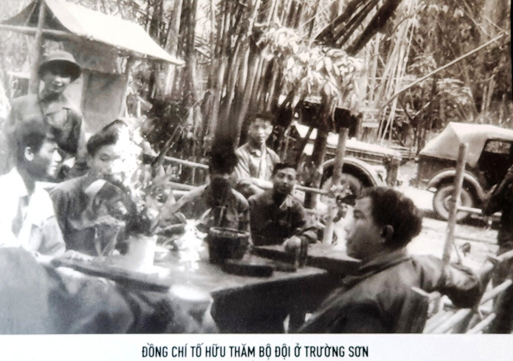 Chân thực những hình ảnh đi cùng năm tháng về nhà thơ Tố Hữu ảnh 22