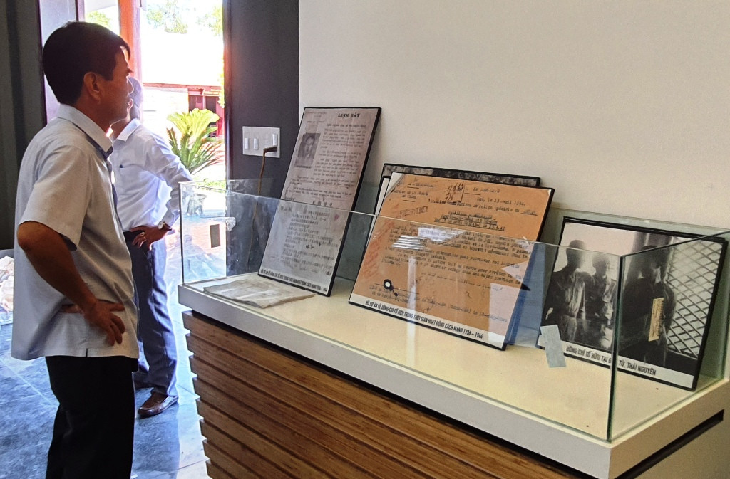 Chân thực những hình ảnh đi cùng năm tháng về nhà thơ Tố Hữu ảnh 25