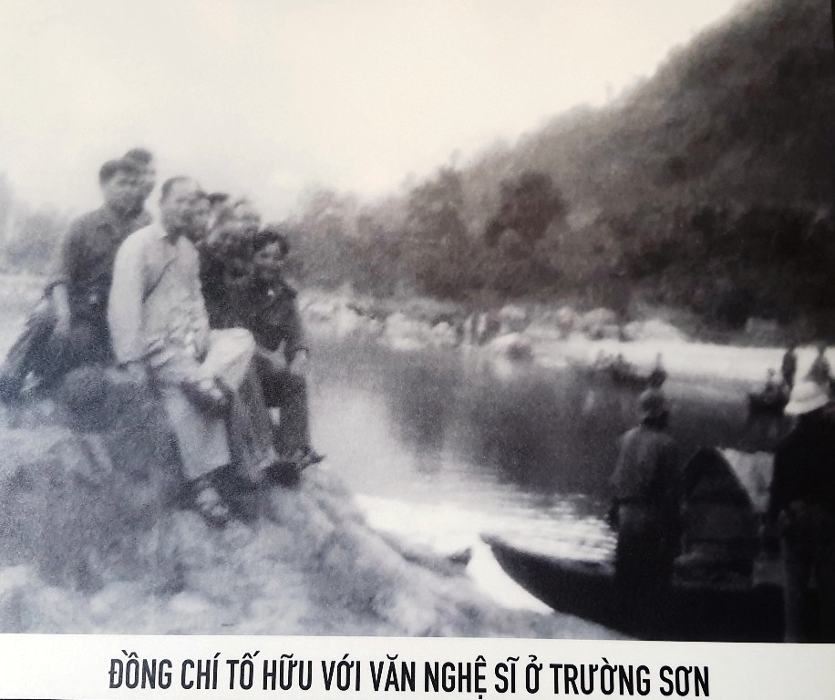 Chân thực những hình ảnh đi cùng năm tháng về nhà thơ Tố Hữu ảnh 16