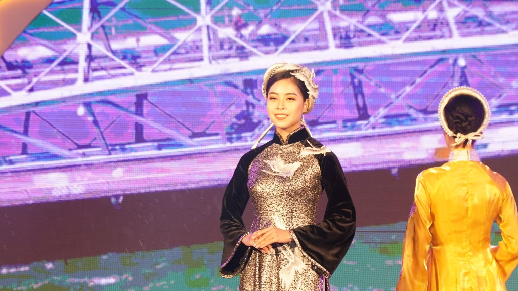 Pháo hoa rực sáng bầu trời, Việt Nam bước sang năm mới 2021 ảnh 17