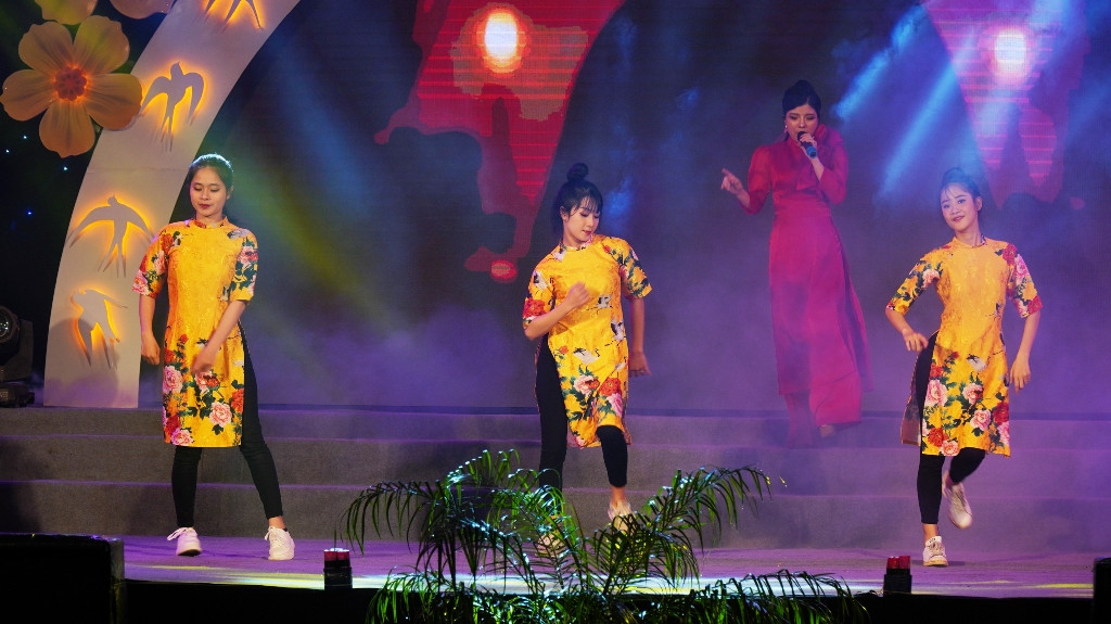 Pháo hoa rực sáng bầu trời, Việt Nam bước sang năm mới 2021 ảnh 20