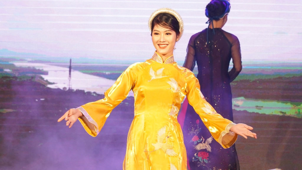 Pháo hoa rực sáng bầu trời, Việt Nam bước sang năm mới 2021 ảnh 16