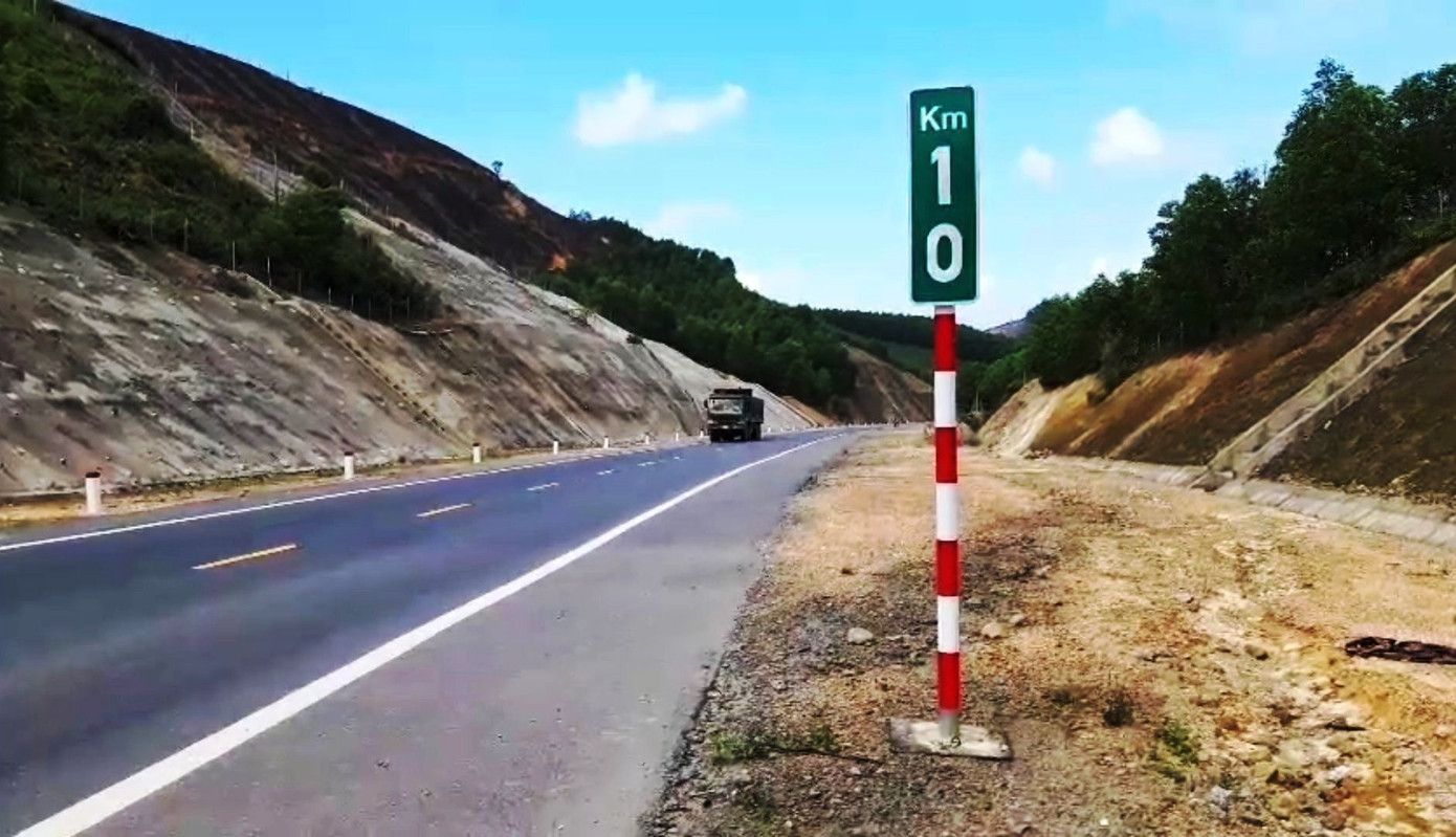 Hàng rào bảo vệ trên cao tốc 11.000 tỷ bị xé nát bươm ảnh 4