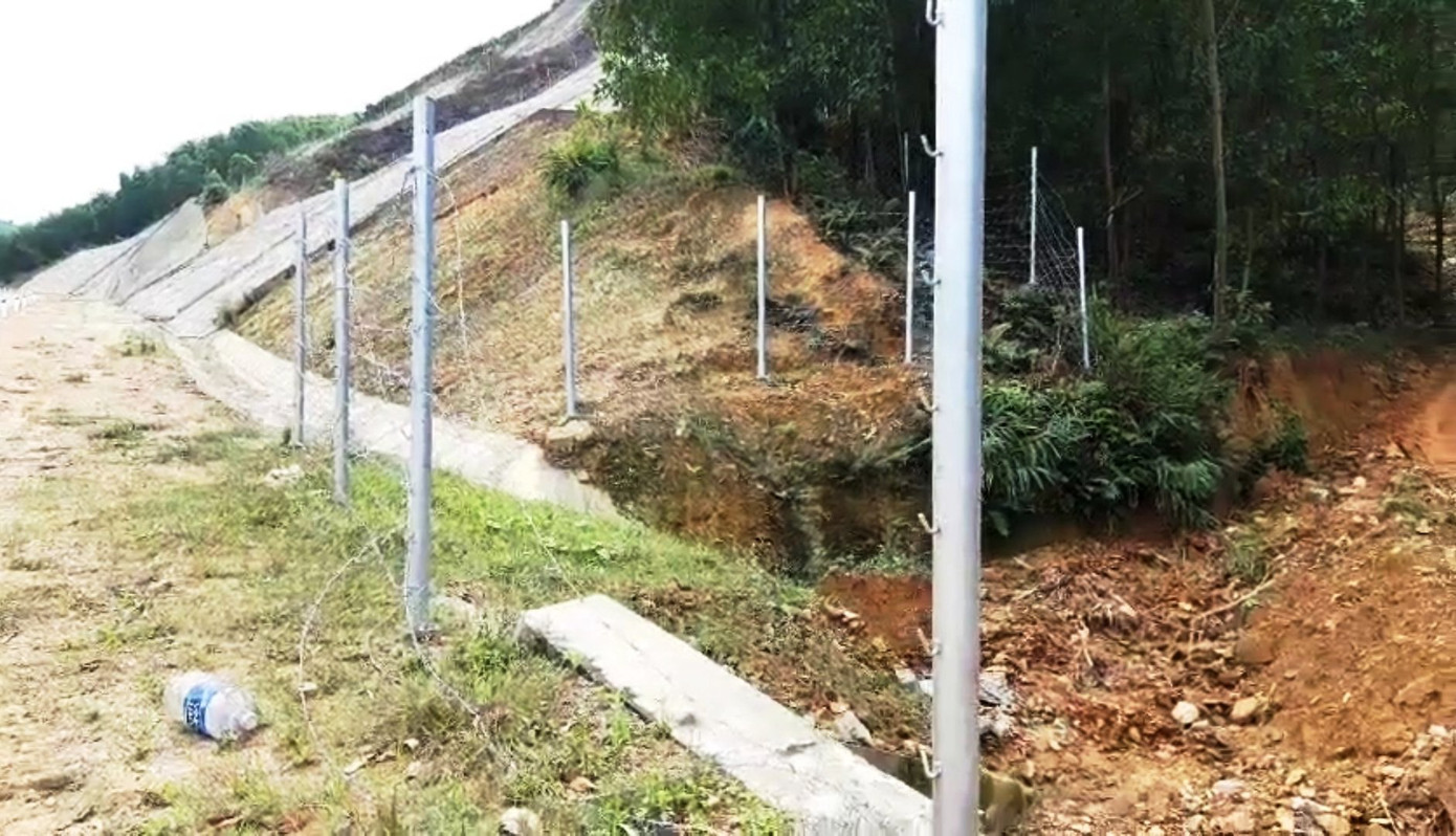 Hàng rào bảo vệ trên cao tốc 11.000 tỷ bị xé nát bươm ảnh 7