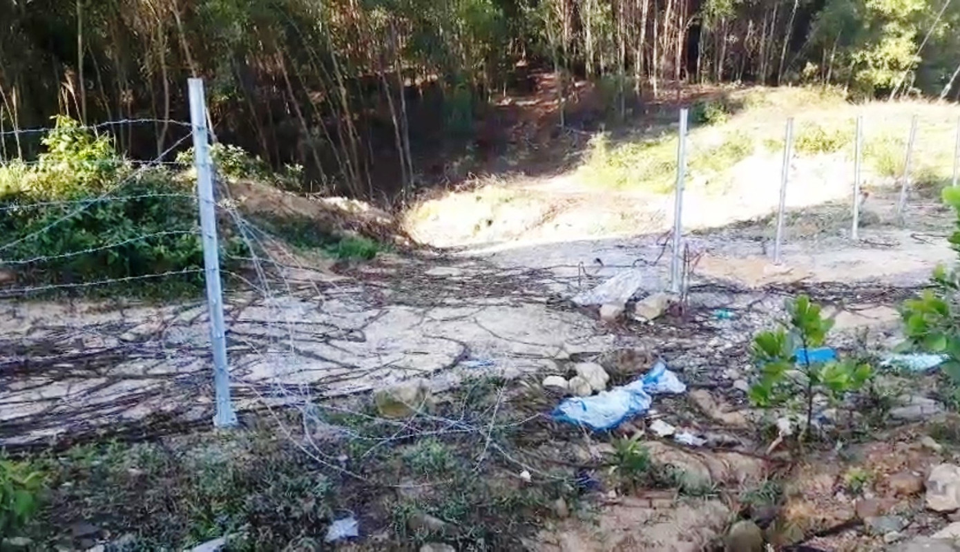 Hàng rào bảo vệ trên cao tốc 11.000 tỷ bị xé nát bươm ảnh 6