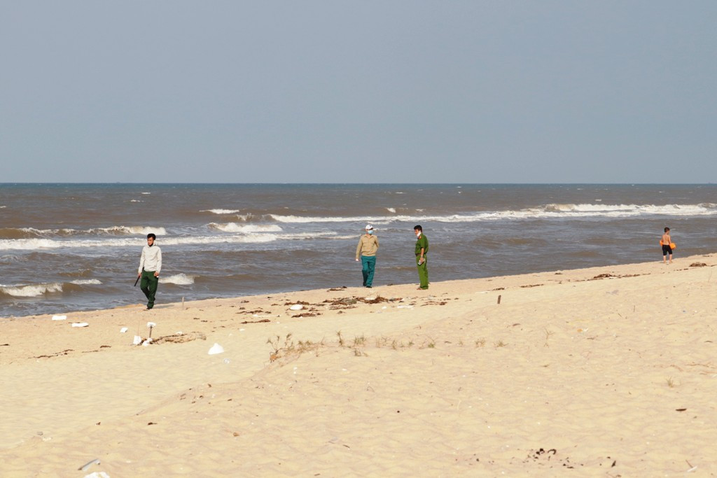 TT-Huế: Hàng nghìn người 'xé rào' tắm biển dịp cuối tuần, nghỉ lễ ảnh 11