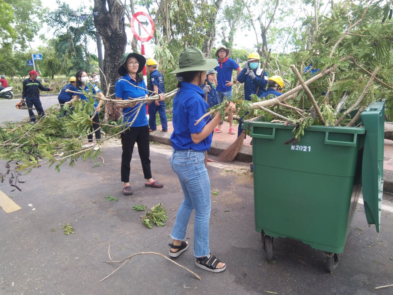 Gần 1.500 ĐVTN Huế miệt mài ‘giải cứu’ đường phố tắc nghẽn sau bão ảnh 19