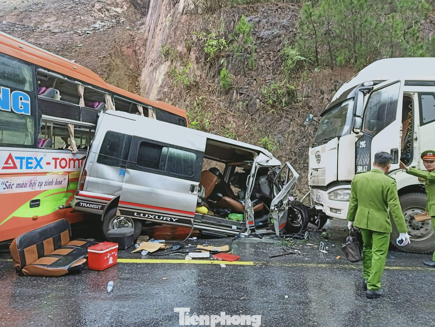 CLIP: Cú va chạm kinh hoàng giữa 2 ô tô khách, nhiều người thương vong ảnh 1