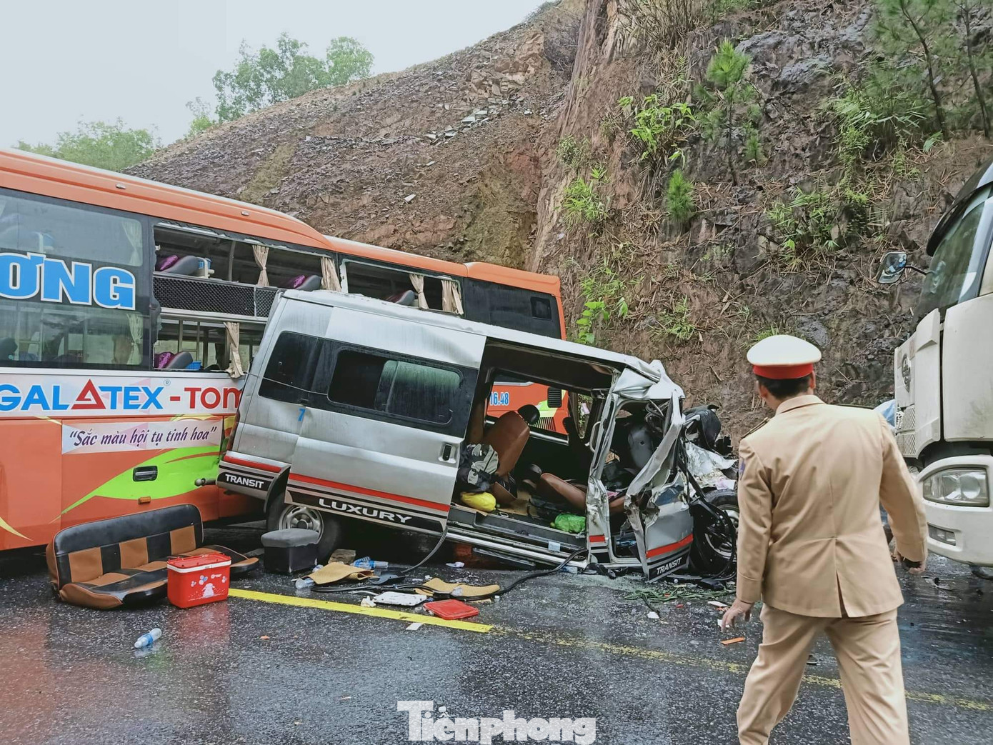 CLIP: Cú va chạm kinh hoàng giữa 2 ô tô khách, nhiều người thương vong ảnh 5