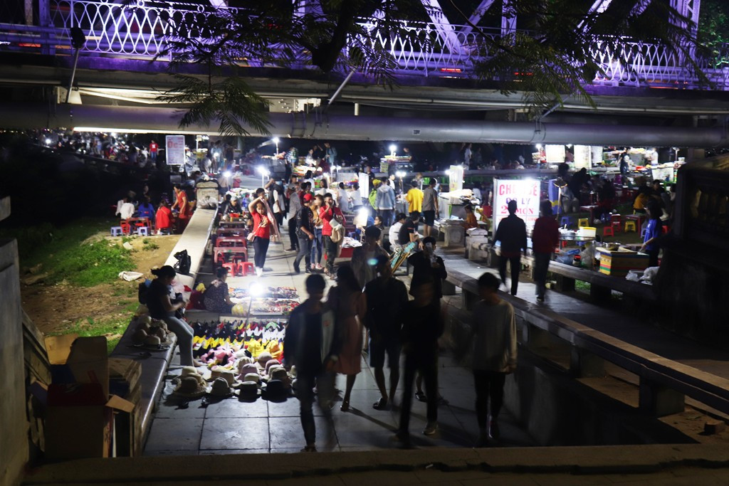 Huế rộn ràng trước thời khắc Giao thừa ảnh 15