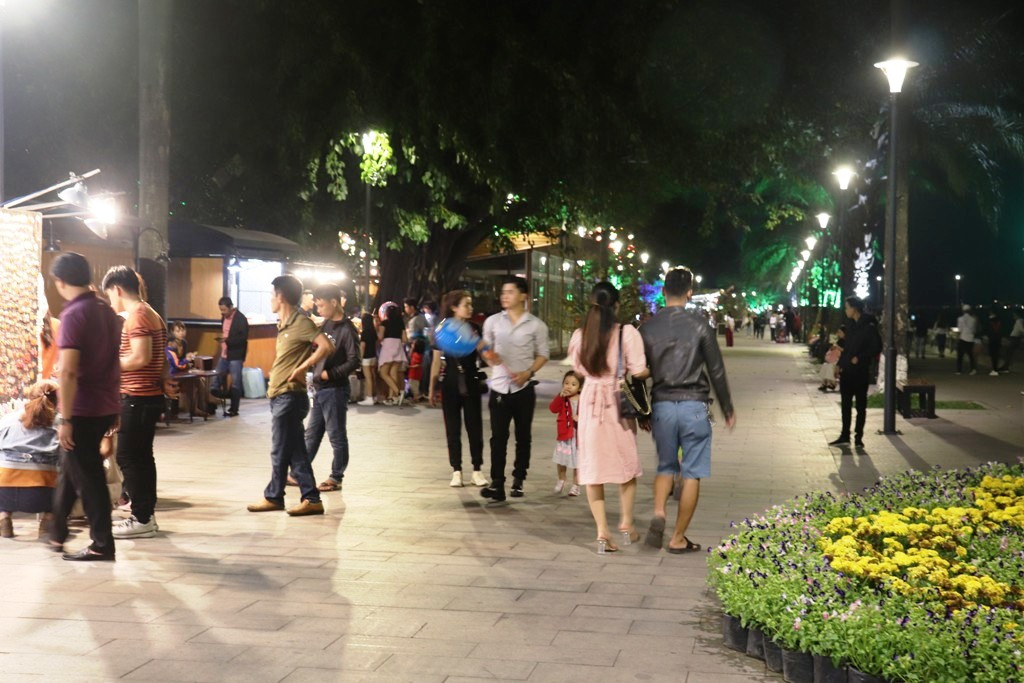 Huế rộn ràng trước thời khắc Giao thừa ảnh 8