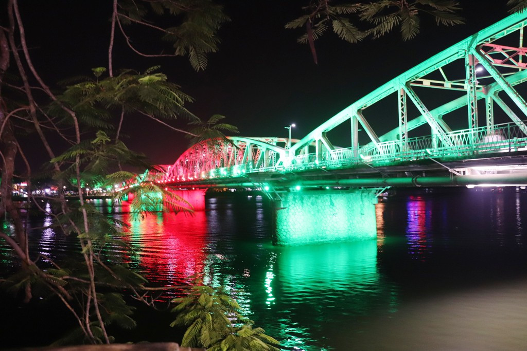 Huế rộn ràng trước thời khắc Giao thừa ảnh 17