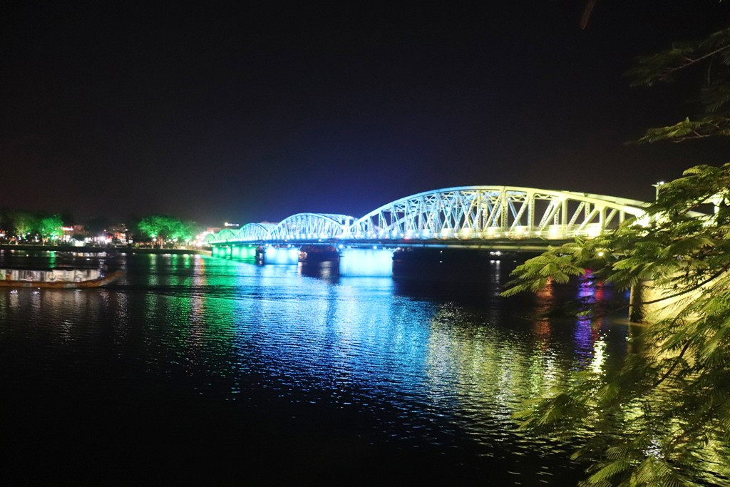 Huế rộn ràng trước thời khắc Giao thừa ảnh 18