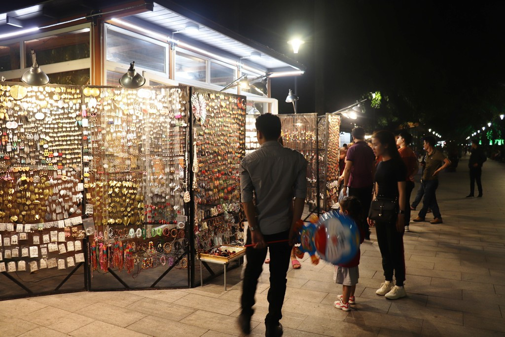 Huế rộn ràng trước thời khắc Giao thừa ảnh 12