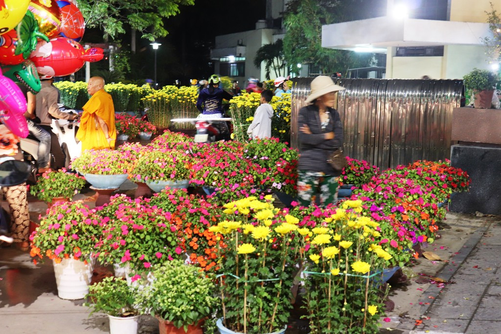 Huế rộn ràng trước thời khắc Giao thừa ảnh 6