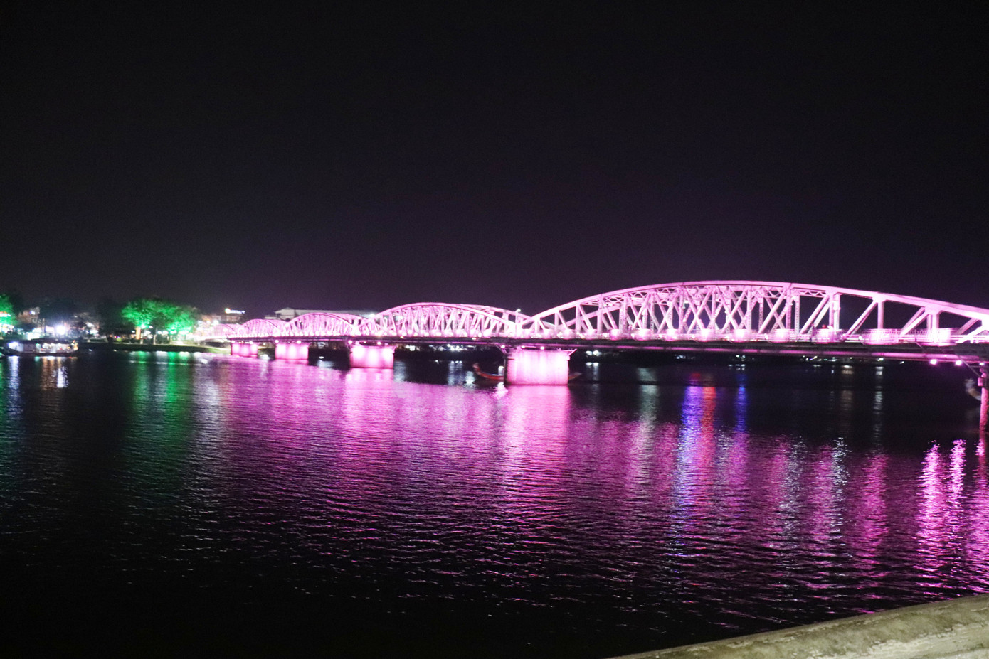 Huế rộn ràng trước thời khắc Giao thừa ảnh 16