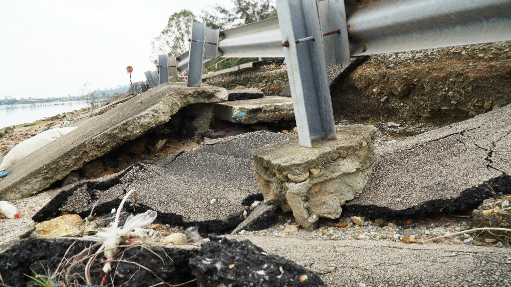 Bão 13 qua lâu, đường du lịch nát như băm tại Lăng Cô bị ‘bỏ quên’ sửa chữa? ảnh 13