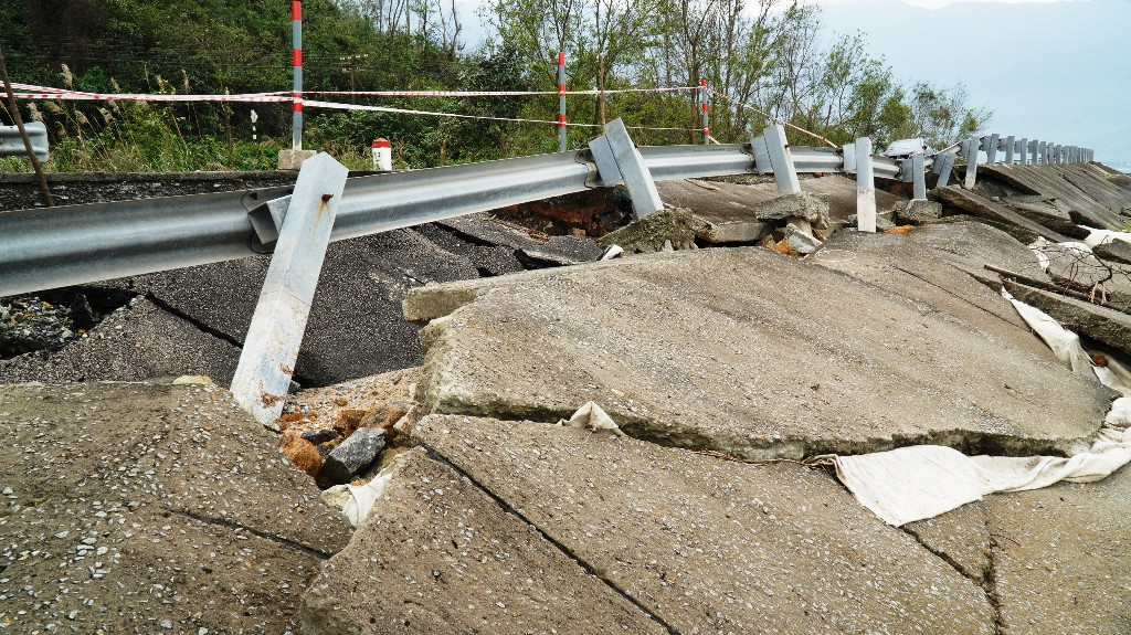 Bão 13 qua lâu, đường du lịch nát như băm tại Lăng Cô bị ‘bỏ quên’ sửa chữa? ảnh 12