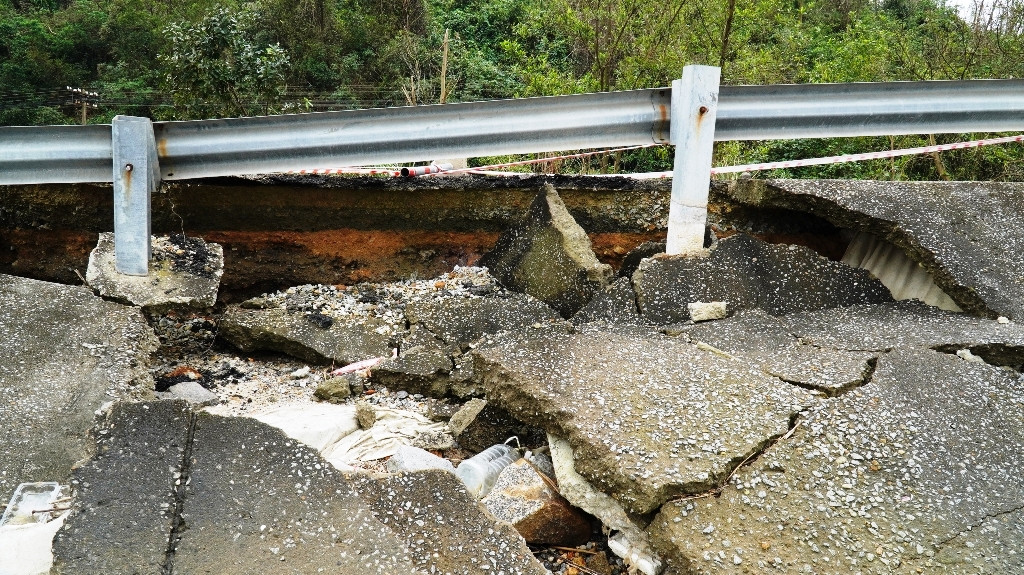 Bão 13 qua lâu, đường du lịch nát như băm tại Lăng Cô bị ‘bỏ quên’ sửa chữa? ảnh 7