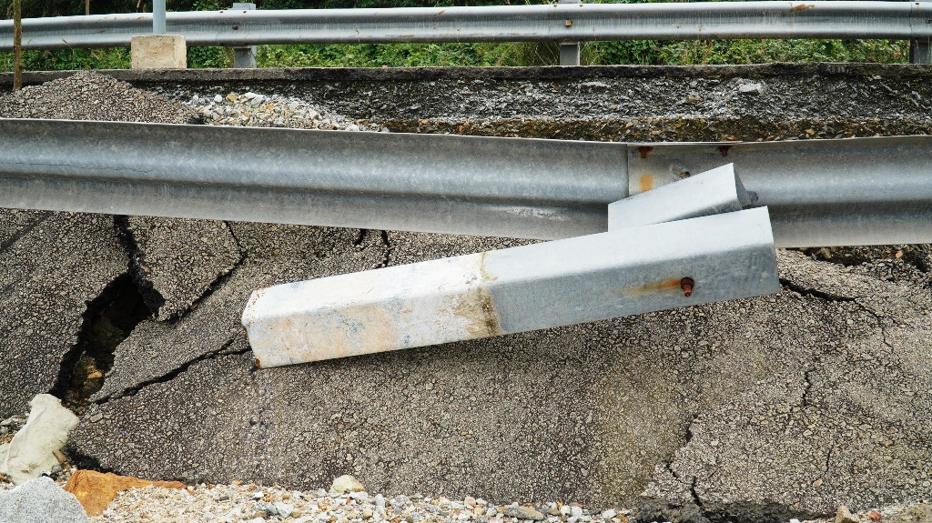 Bão 13 qua lâu, đường du lịch nát như băm tại Lăng Cô bị ‘bỏ quên’ sửa chữa? ảnh 11