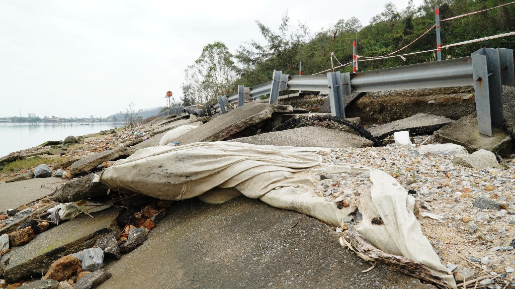 Bão 13 qua lâu, đường du lịch nát như băm tại Lăng Cô bị ‘bỏ quên’ sửa chữa? ảnh 10