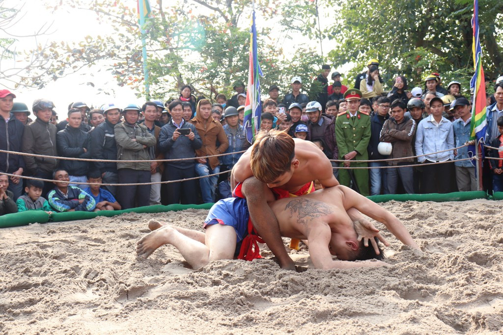 Gay cấn những màn so tài sới vật đầu Xuân xứ Huế ảnh 19