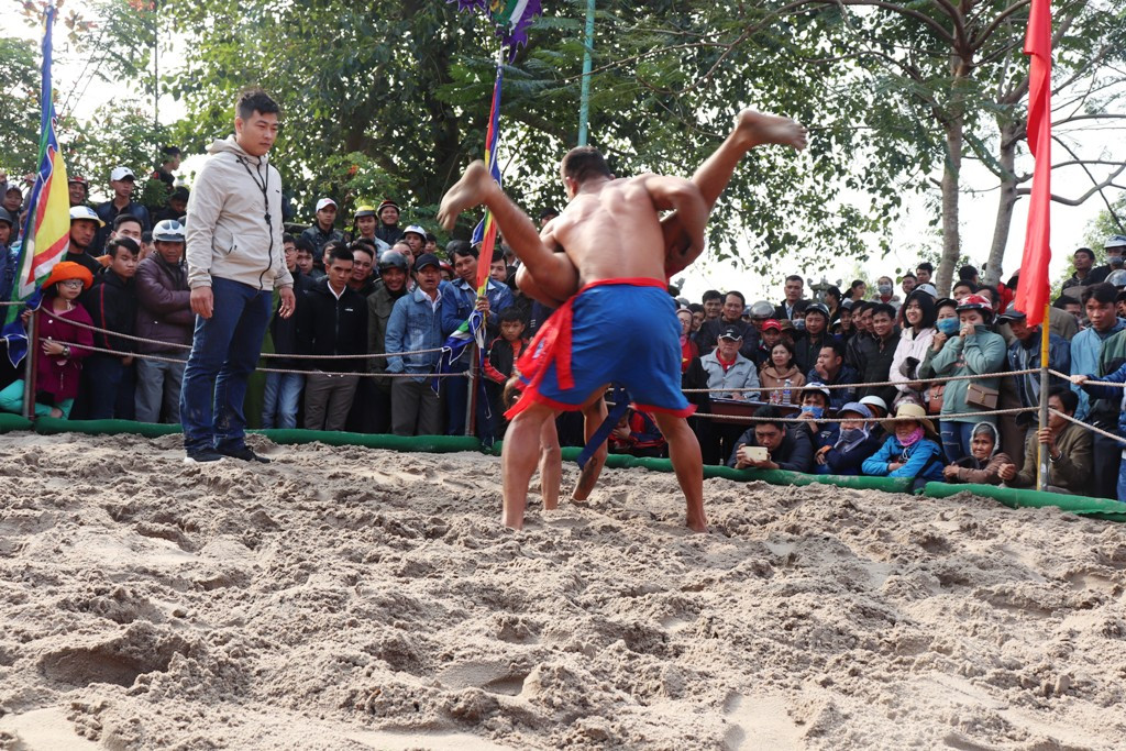 Gay cấn những màn so tài sới vật đầu Xuân xứ Huế ảnh 16