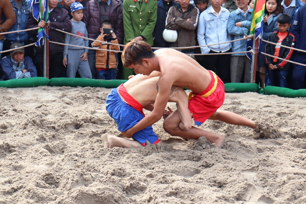 Gay cấn những màn so tài sới vật đầu Xuân xứ Huế ảnh 15