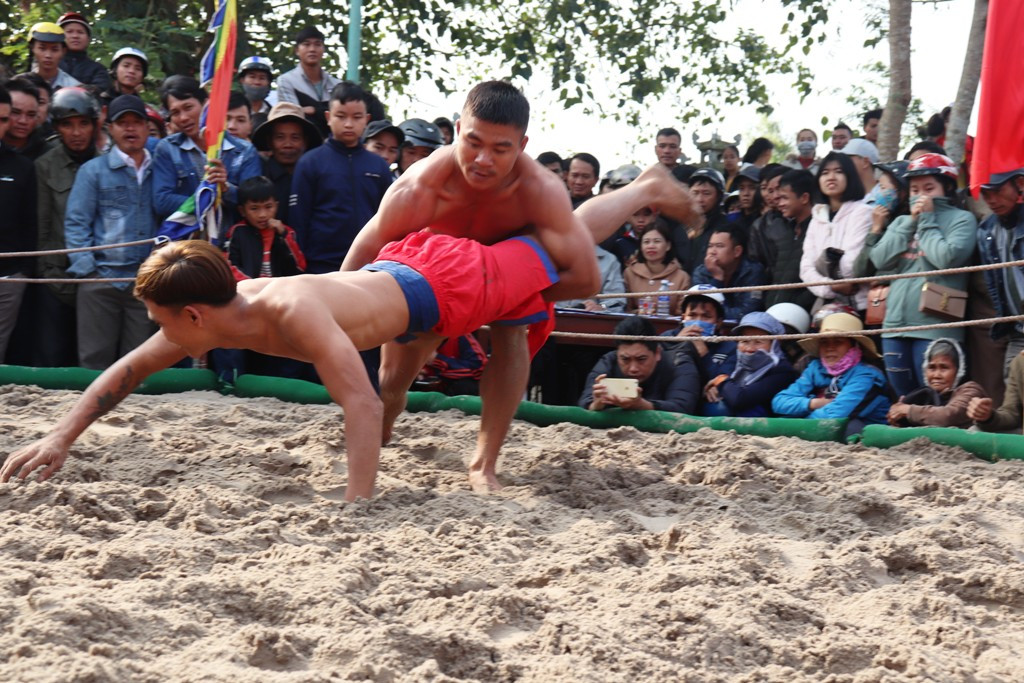 Gay cấn những màn so tài sới vật đầu Xuân xứ Huế ảnh 17