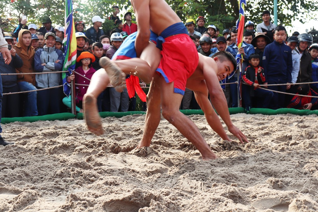 Gay cấn những màn so tài sới vật đầu Xuân xứ Huế ảnh 20