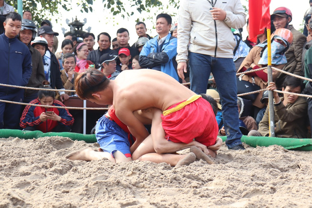 Gay cấn những màn so tài sới vật đầu Xuân xứ Huế ảnh 18