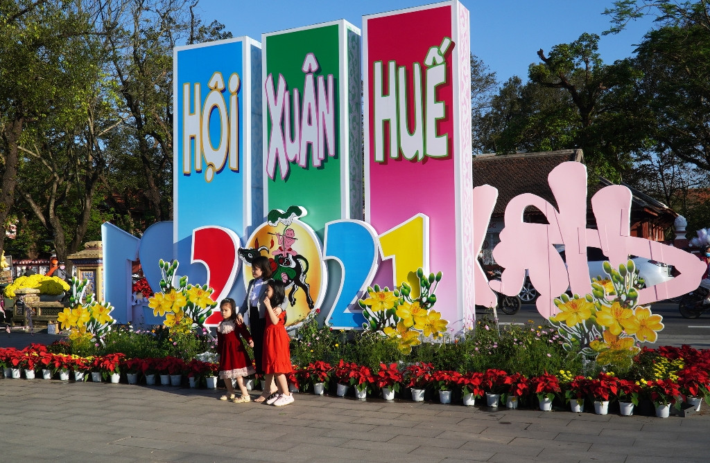 Huế khoác áo hoa rực rỡ sắc màu chiều 30 Tết ảnh 4