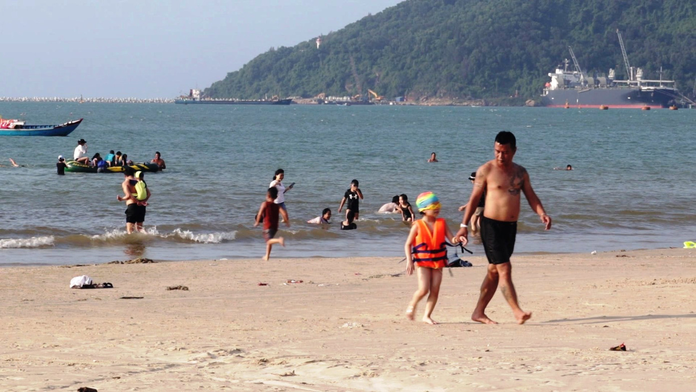 TT-Huế: Hàng nghìn người 'xé rào' tắm biển dịp cuối tuần, nghỉ lễ ảnh 4