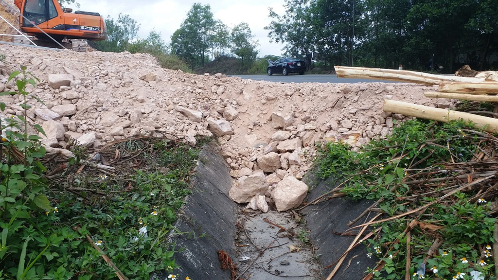 Đốn cây, phá núi mở đường cao tốc đe dọa người đi trên Quốc lộ 1 ảnh 11