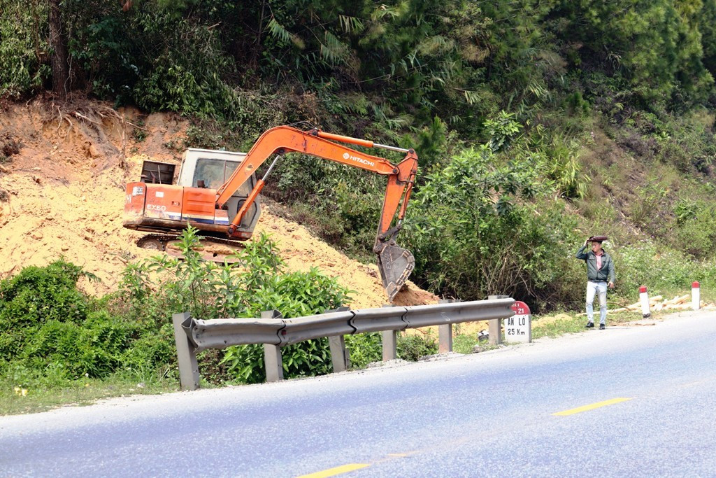 Đốn cây, phá núi mở đường cao tốc đe dọa người đi trên Quốc lộ 1 ảnh 10