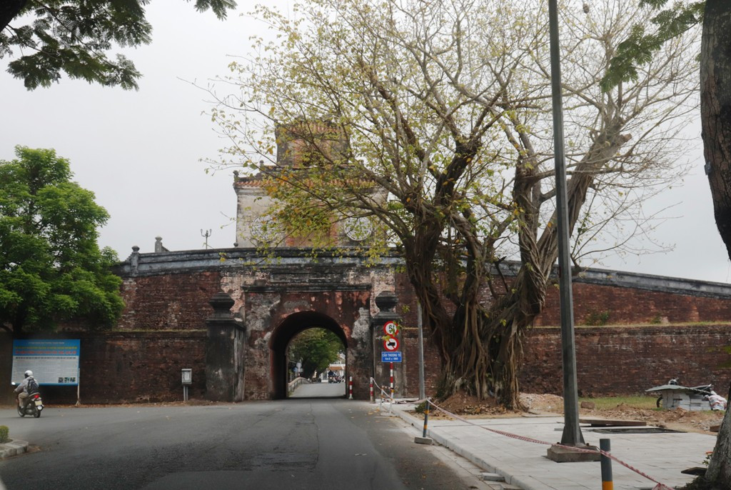 Cầu Trường Tiền hết kẹt xe, ga Huế vắng lặng ngay ngày đầu 'cách ly xã hội' ảnh 5