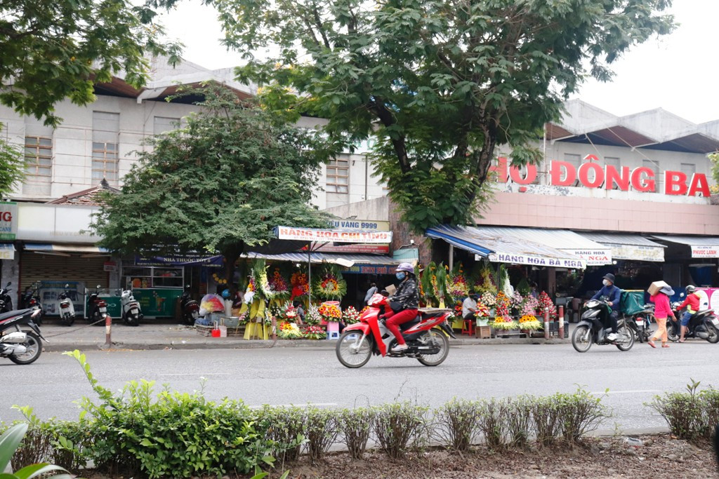 Cầu Trường Tiền hết kẹt xe, ga Huế vắng lặng ngay ngày đầu 'cách ly xã hội' ảnh 8