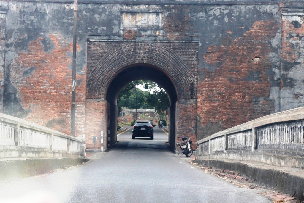 Cầu Trường Tiền hết kẹt xe, ga Huế vắng lặng ngay ngày đầu 'cách ly xã hội' ảnh 4