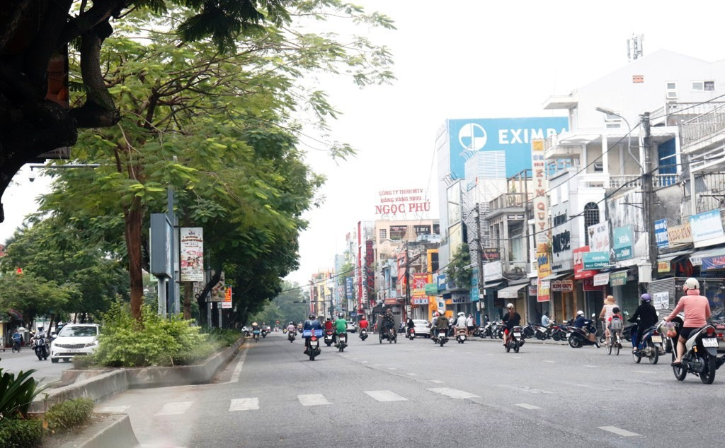 Cầu Trường Tiền hết kẹt xe, ga Huế vắng lặng ngay ngày đầu 'cách ly xã hội' ảnh 12