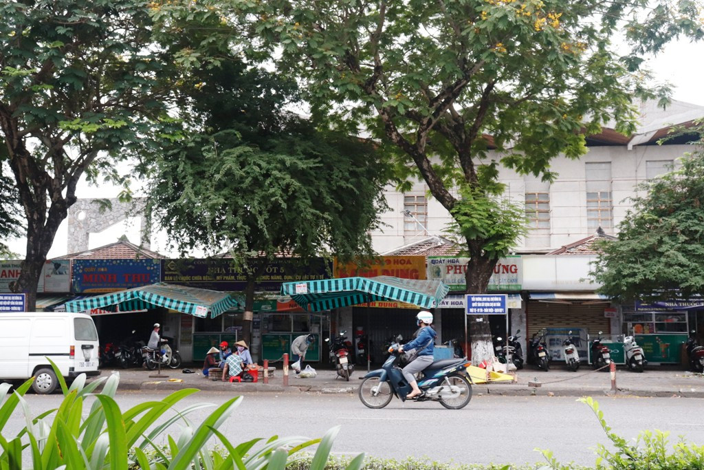 Cầu Trường Tiền hết kẹt xe, ga Huế vắng lặng ngay ngày đầu 'cách ly xã hội' ảnh 13