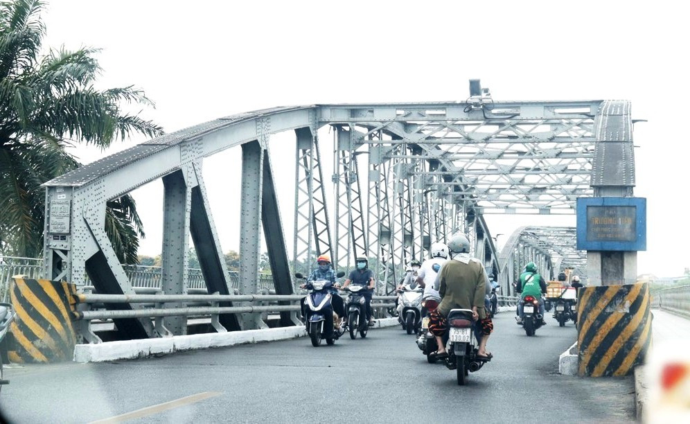 Cầu Trường Tiền hết kẹt xe, ga Huế vắng lặng ngay ngày đầu 'cách ly xã hội' ảnh 1