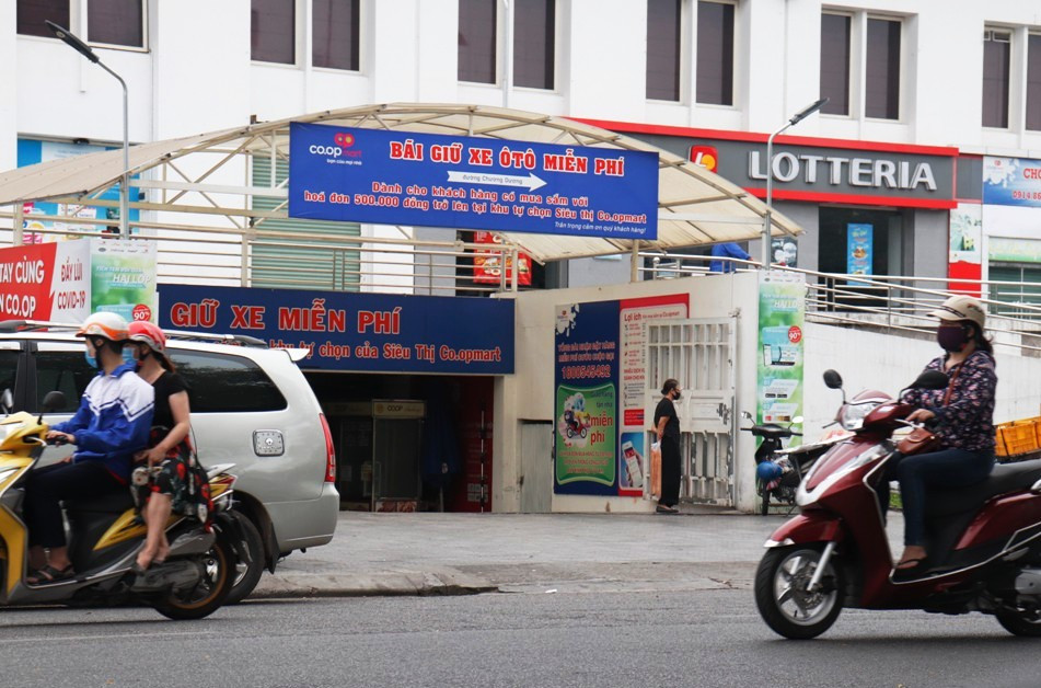 Cầu Trường Tiền hết kẹt xe, ga Huế vắng lặng ngay ngày đầu 'cách ly xã hội' ảnh 23