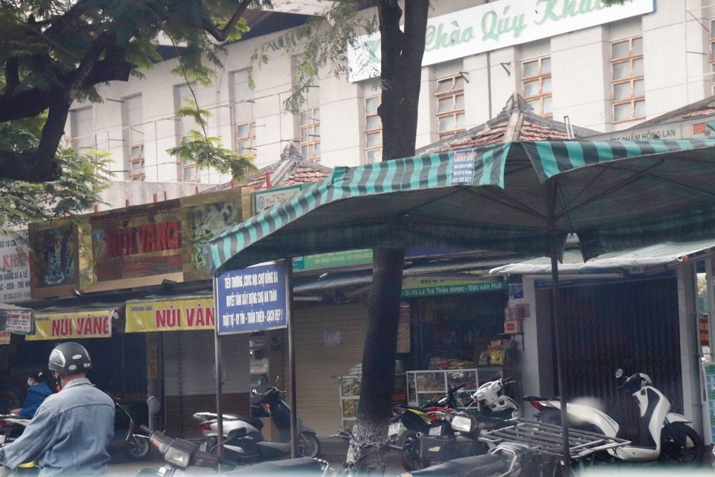 Cầu Trường Tiền hết kẹt xe, ga Huế vắng lặng ngay ngày đầu 'cách ly xã hội' ảnh 7