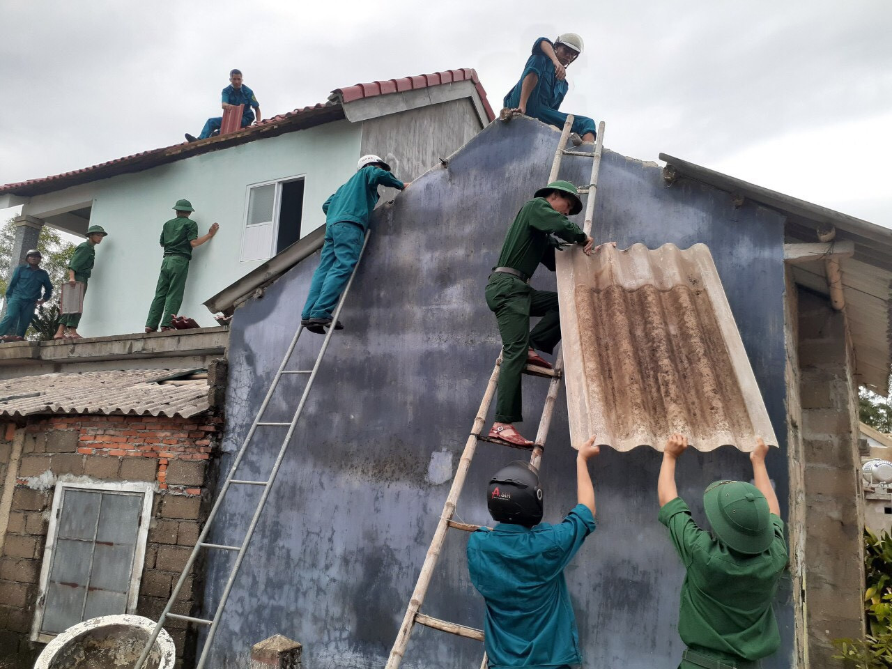 Gần 1.500 ĐVTN Huế miệt mài ‘giải cứu’ đường phố tắc nghẽn sau bão ảnh 15